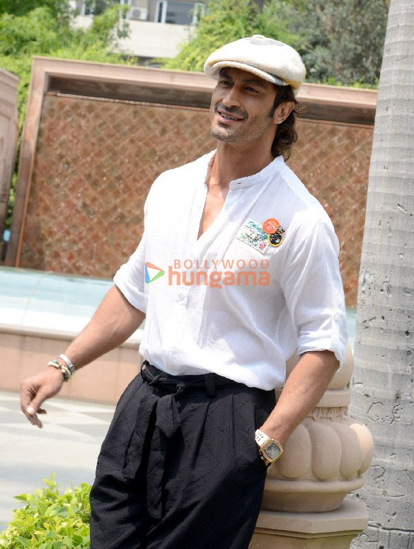 photos vidyut jammwal posed during the promotions of his upcoming film ib 71 at imperial hotel new delhi 4