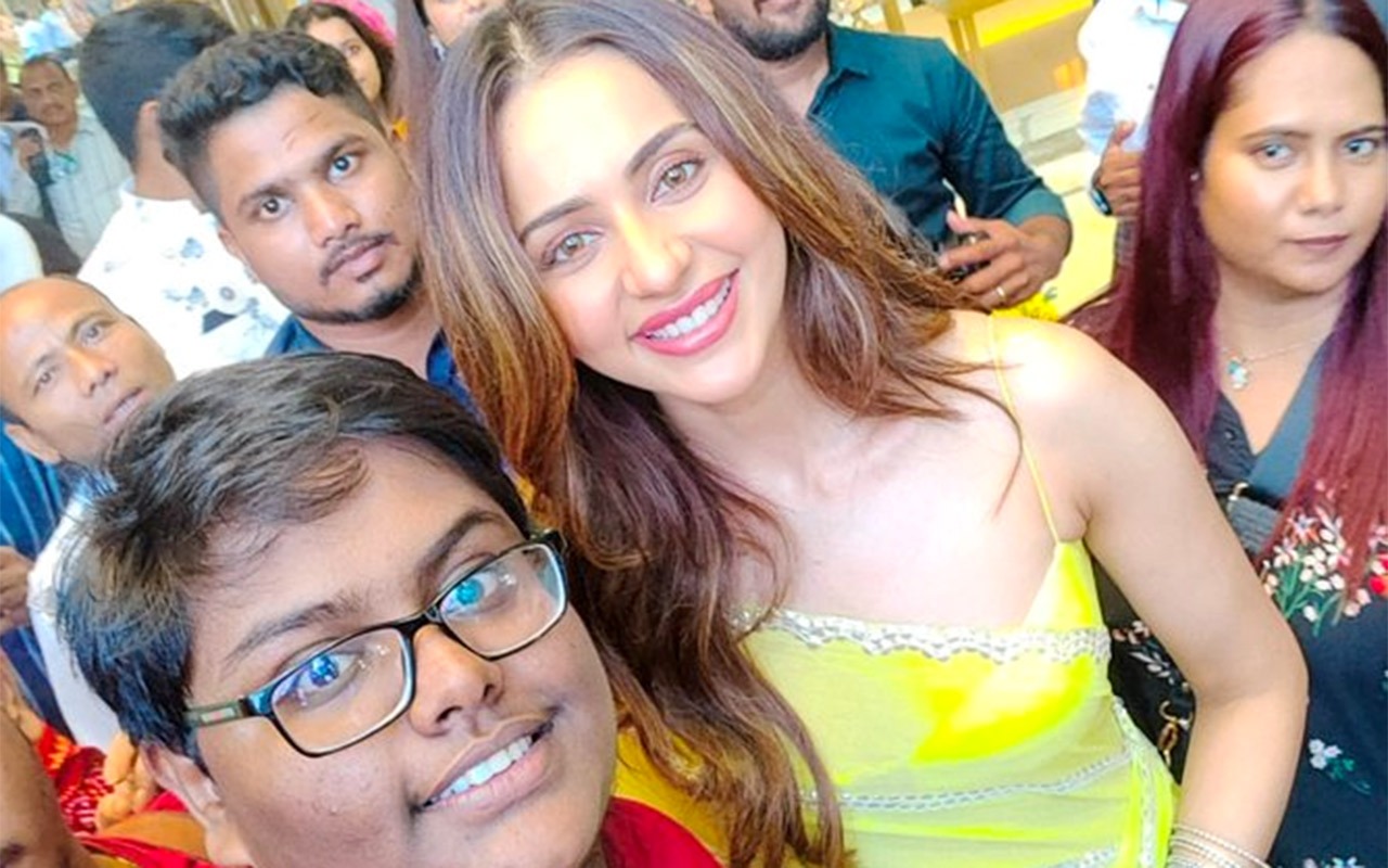 Rakul Preet Singh clicks a photo with a fan who travelled 5 hours to meet her in Hyderabad, see pic : Bollywood News