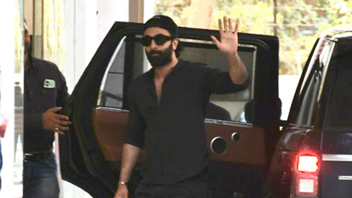 Check Out : Ranbir Kapoor Snapped Sporting A Frech Bearded Look