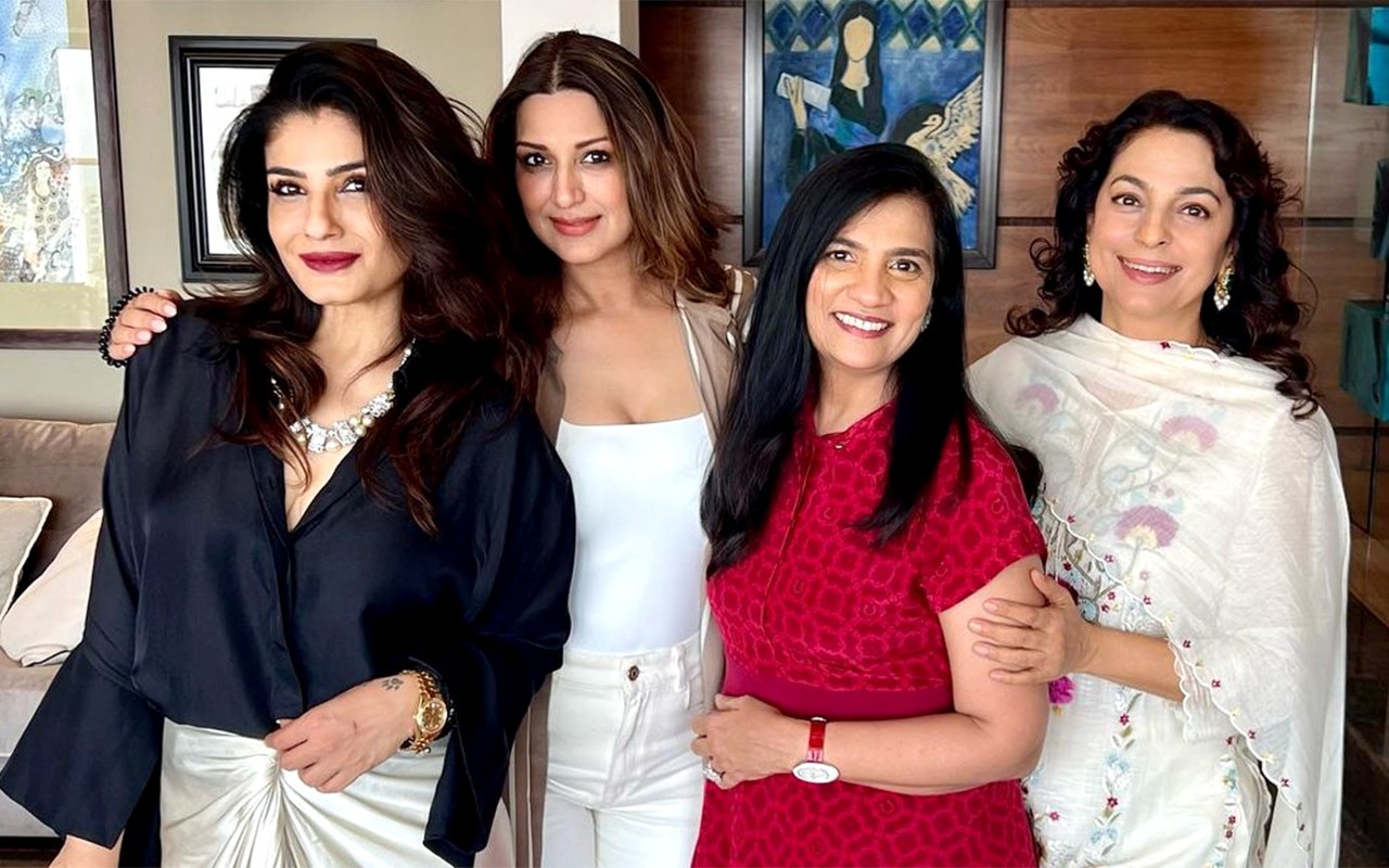 Raveena Tandon celebrates Padma Shri win with her girl gang, Juhi Chawla, Sonali Bendre and Shilpa Shetty; see pics : Bollywood News