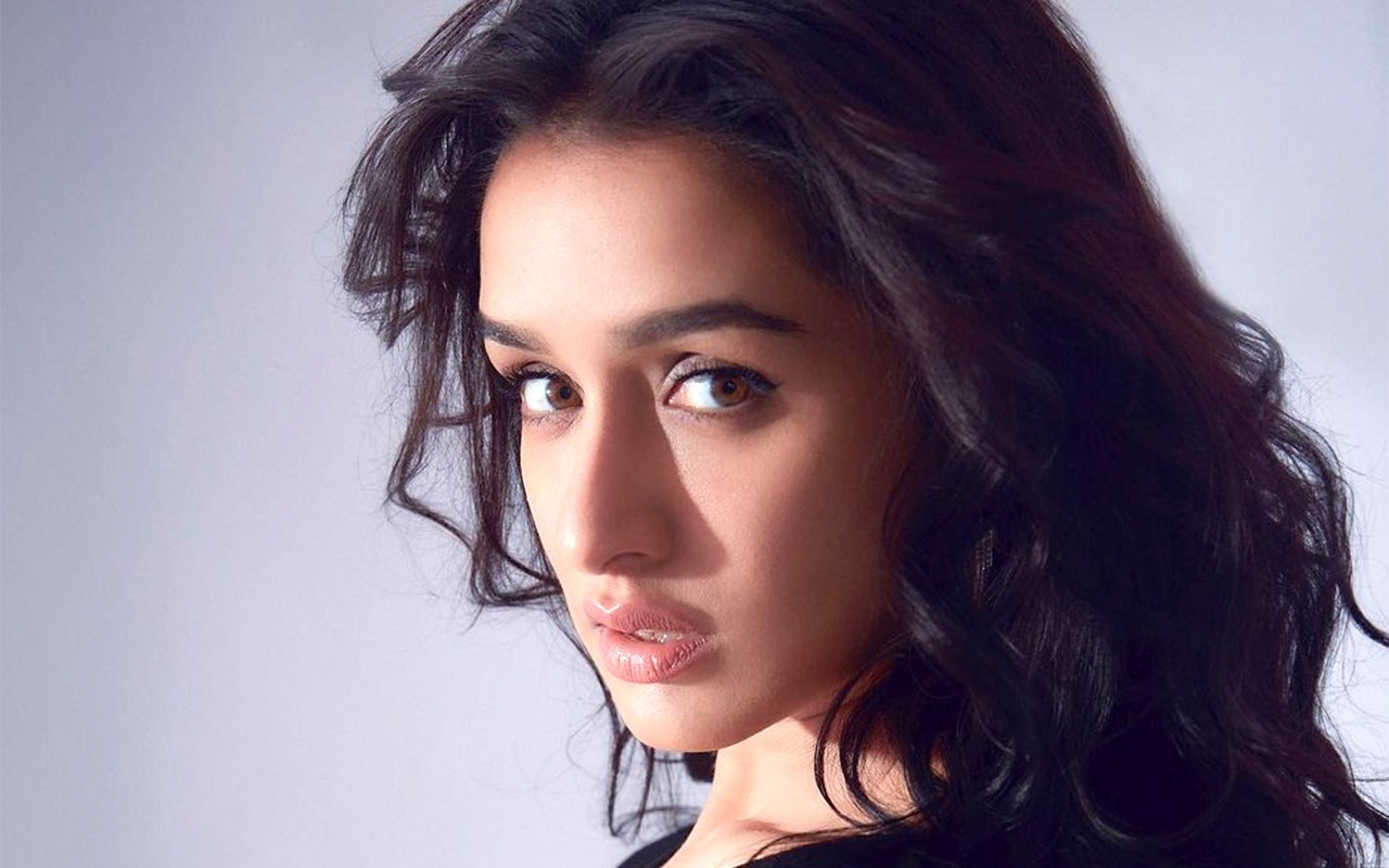 Shraddha Kapoor takes the lie detector test; reconfirms her love for vada pav