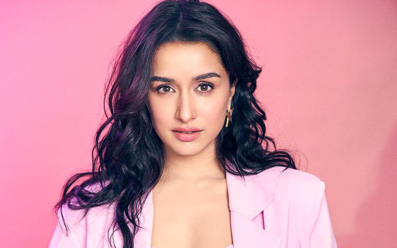 Shraddha Kapoor wows fans with incredible French and British accents : Bollywood News