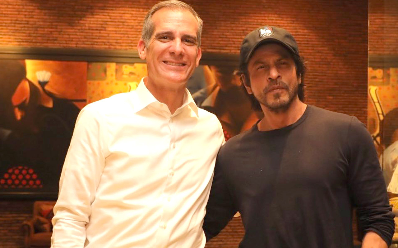 US Ambassador Eric Garcetti meets Shah Rukh Khan at Mannat; jokes ‘Is it time for my Bollywood debut’ 