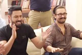 Aamir Khan & Gippy Grewal vibing on Punjabi songs is a treat to watch!