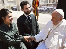 Jacqueline Fernandez meets the Pope along with producer Andrea Iervolino