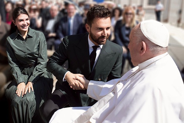 Jacqueline Fernandez meets the Pope along with producer Andrea Iervolino 