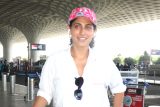 Kubbra Saits fun banter with the paps at the airport