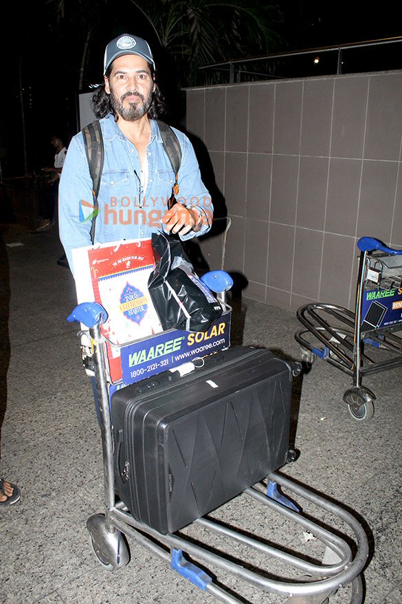 photos abhishek bachchan aishwarya rai bachchan and dino morea snapped at the airport 4