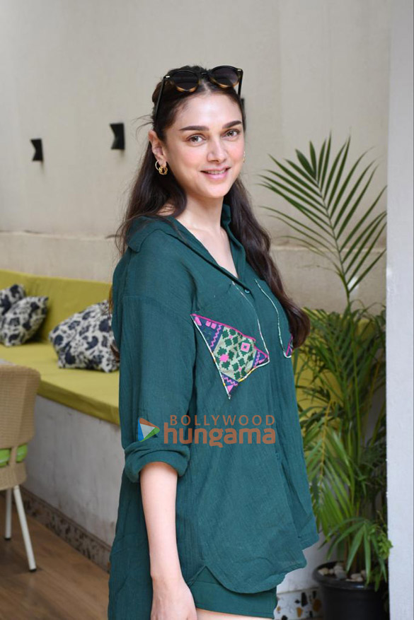 Photos: Aditi Rao Hydari snapped in Khar Photos: Aditi Rao Hydari snapped in Khar