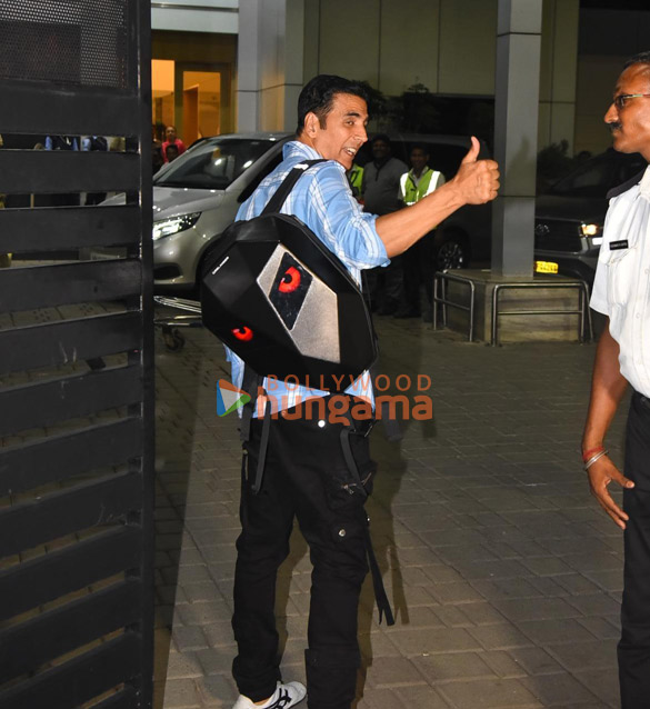 photos akshay kumar spotted at kalina airport 3 3