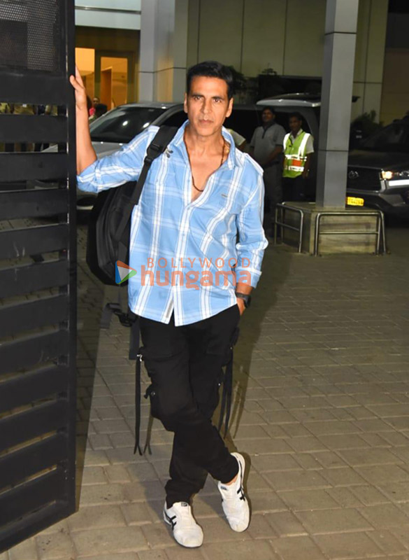 photos akshay kumar spotted at kalina airport 6