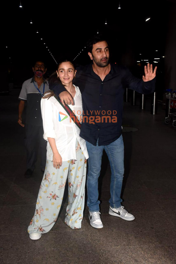 photos alia bhatt and ranbir kapoor snapped at the airport 2 2