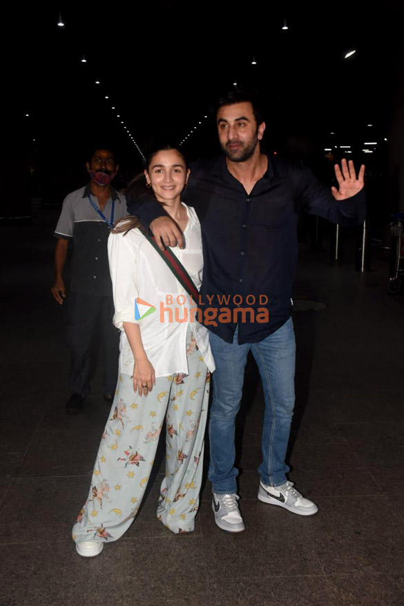 Photos: Alia Bhatt and Ranbir Kapoor snapped at the airport Photos: Alia Bhatt and Ranbir Kapoor snapped at the airport