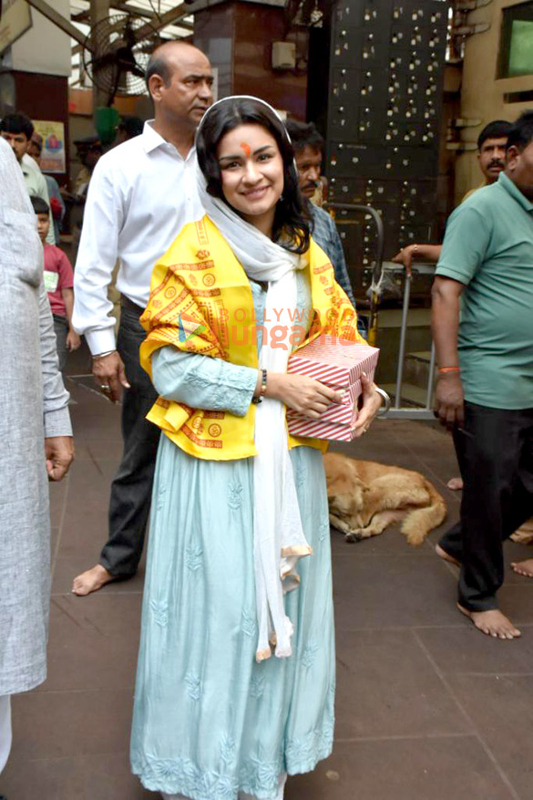 photos avneet kaur visits siddhivinayak temple to seek blessings for his film tiku weds sheru1 2