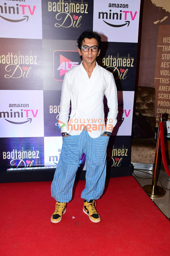 photos celebs grace the premiere of badtameez dil 11