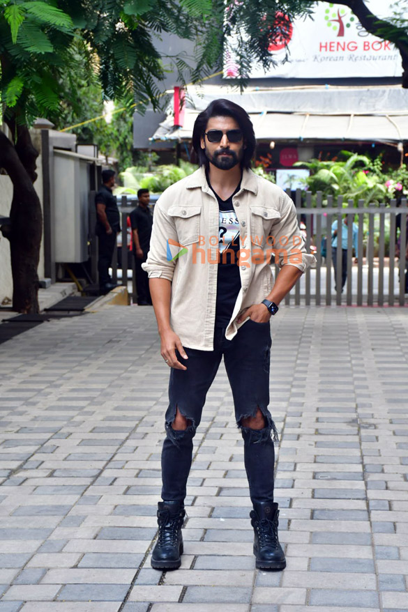photos gurmeet choudhary and karishma sharma snapped outside t series office in andheri 2