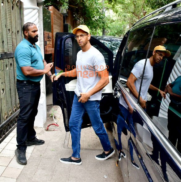 photos hrithik roshan snapped at siddharth anands office in khar 2