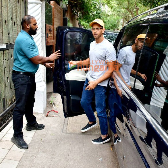 photos hrithik roshan snapped at siddharth anands office in khar 4