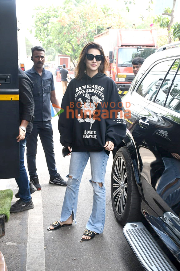 photos kareena kapoor khan and kriti sanon spotted on location in bandra 2