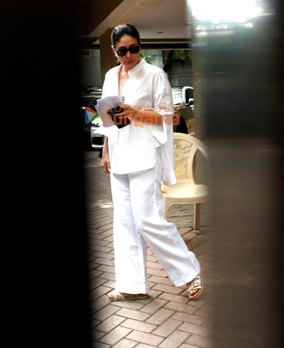 photos kareena kapoor khan snapped outside her residence 5 2