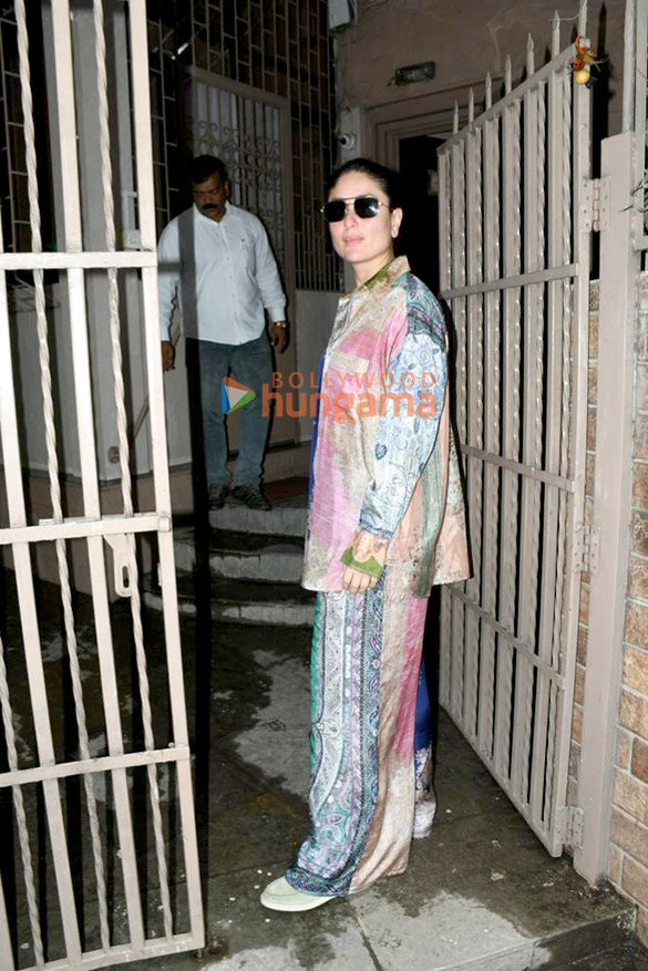 Photos: Kareena Kapoor Khan spotted at a dubbing studio in Bandra Photos: Kareena Kapoor Khan spotted at a dubbing studio in Bandra