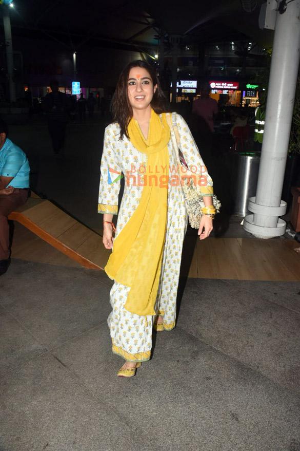 photos kartik aaryan kiara advani sara ali khan and varun dhawan snapped at the airport 5
