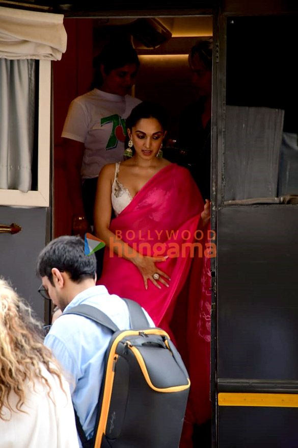 photos kartik aaryan kiara advani and supriya pathak snapped promoting satyaprem ki katha on the sets of the kapil sharma show 5
