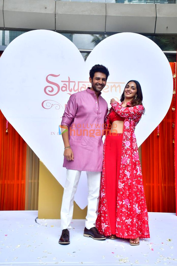 photos kartik aaryan and kiara advani snapped at sun sajni song launch from satyaprem ki katha 3