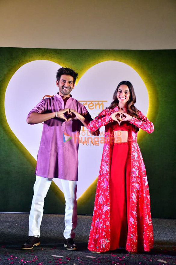 photos kartik aaryan and kiara advani snapped at sun sajni song launch from satyaprem ki katha1 1
