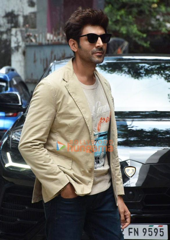 photos kartik aaryan and kiara advani snapped during satyaprem ki katha promotions at a radio station 2