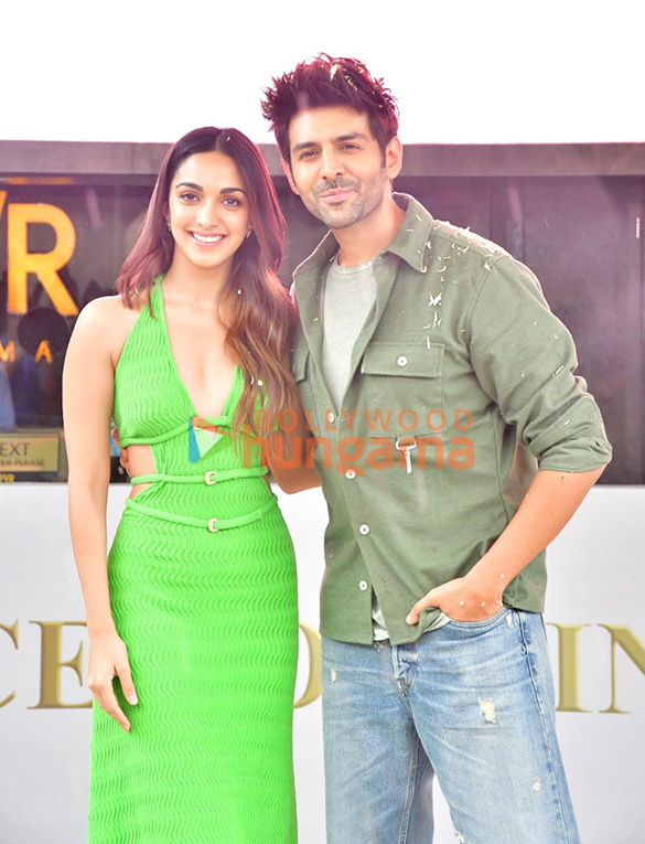 Photos: Kartik Aaryan And Kiara Advani Snapped Promoting Their Film ...