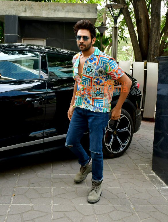 Photos: Kartik Aaryan snapped in Andheri Photos: Kartik Aaryan snapped in Andheri