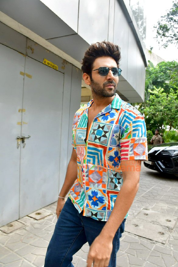 photos kartik aaryan snapped in andheri 5 11