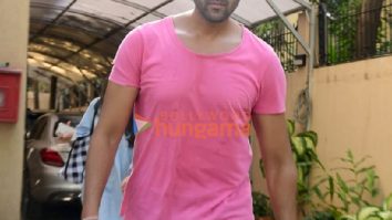 Photos: Kartik Aaryan snapped in Juhu