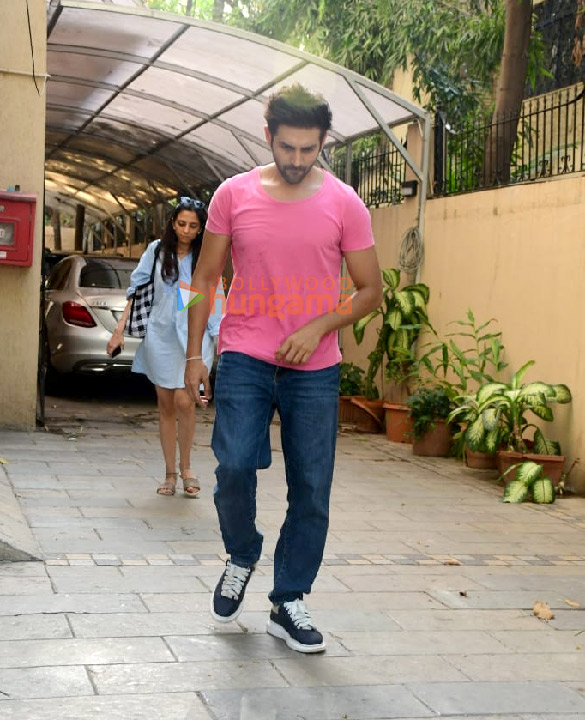 photos kartik aaryan snapped in juhu 3 22