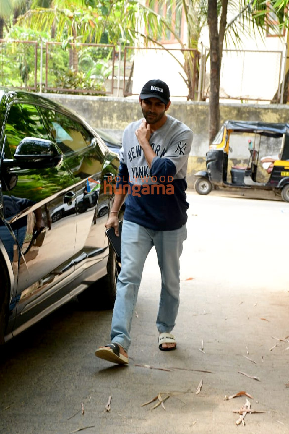photos kartik aaryan snapped in juhu 3 20
