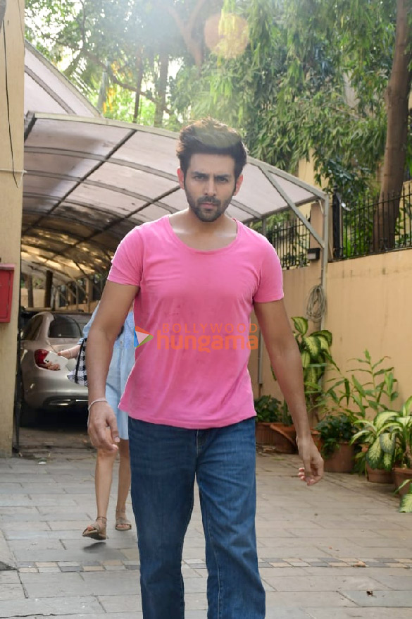 photos kartik aaryan snapped in juhu 4 21