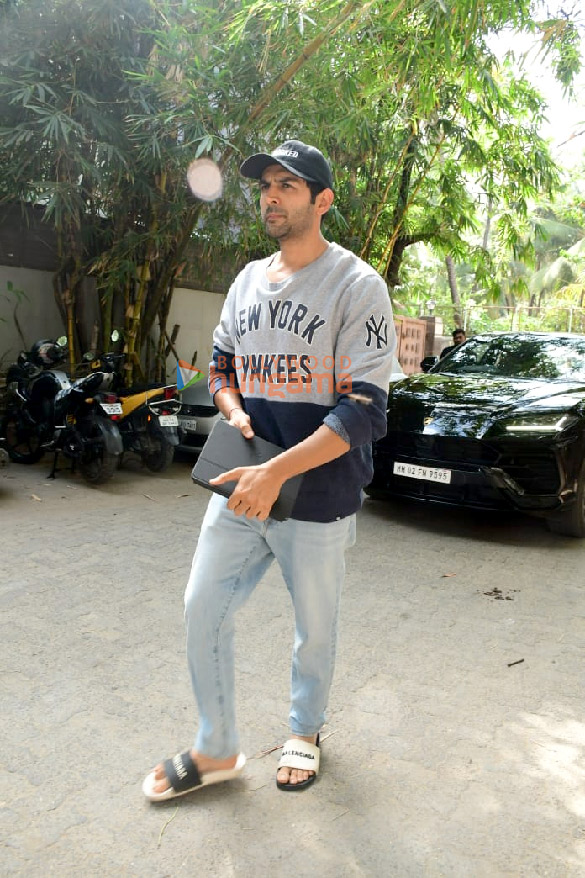 photos kartik aaryan snapped in juhu 5 9
