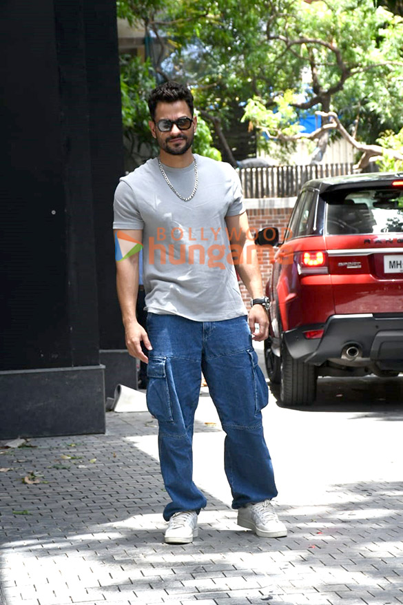 photos kriti kharbanda pulkit samrat and kunal kemmu snapped attending puja at the new excel entertainment office 3