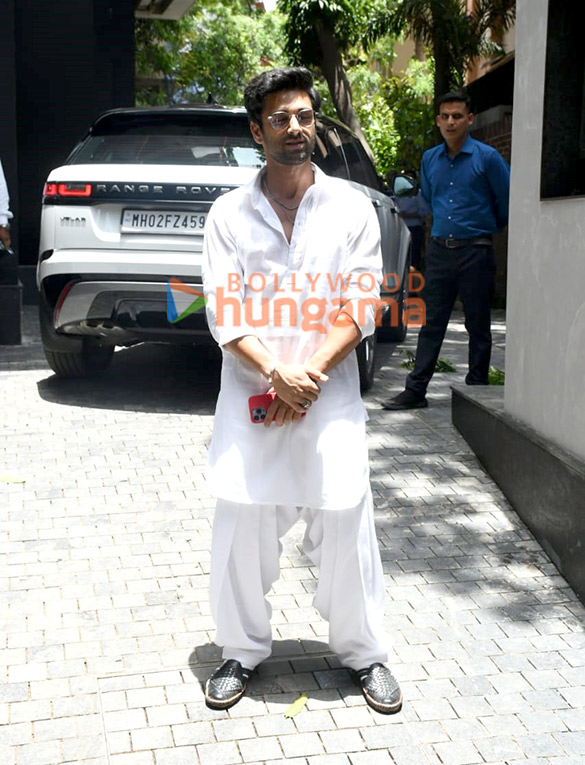 photos kriti kharbanda pulkit samrat and kunal kemmu snapped attending puja at the new excel entertainment office 5