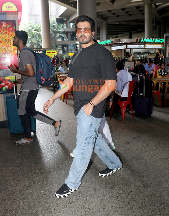 photos kriti sanon sunny singh nijjar and ektaa r kapoor snapped at the airport 6