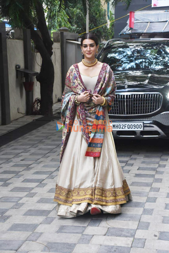 photos kriti sanon snapped promoting her film adipurush 1