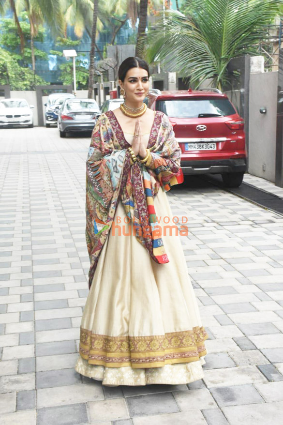 photos kriti sanon snapped promoting her film adipurush 3