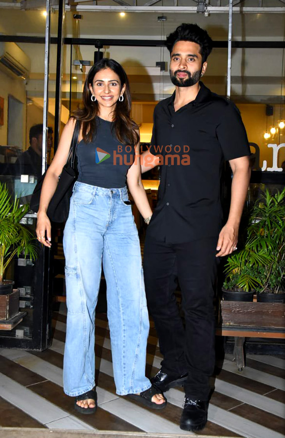 photos rakul preet singh jackky bhagnani and pragya jaiswal snapped at farmers cafe in bandra 3