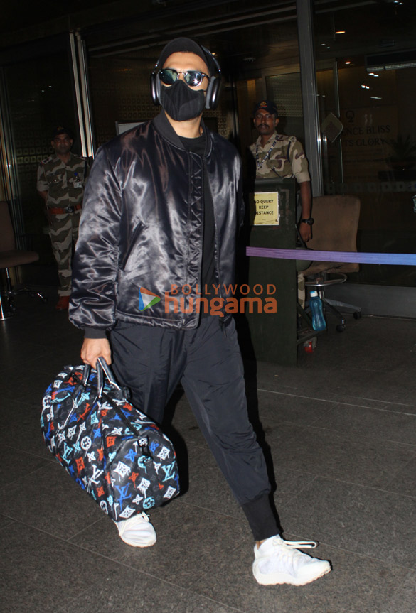 photos ranveer singh snapped at the airport 1 9