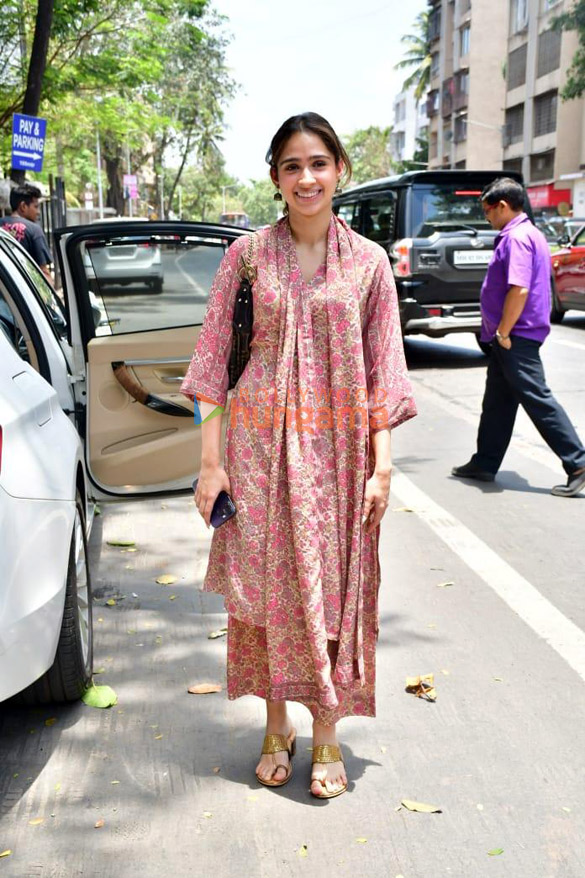 photos sara ali khan and pashmina roshann snapped at pooja entertainments office in juhu 2