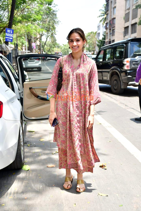 photos sara ali khan and pashmina roshann snapped at pooja entertainments office in juhu 4