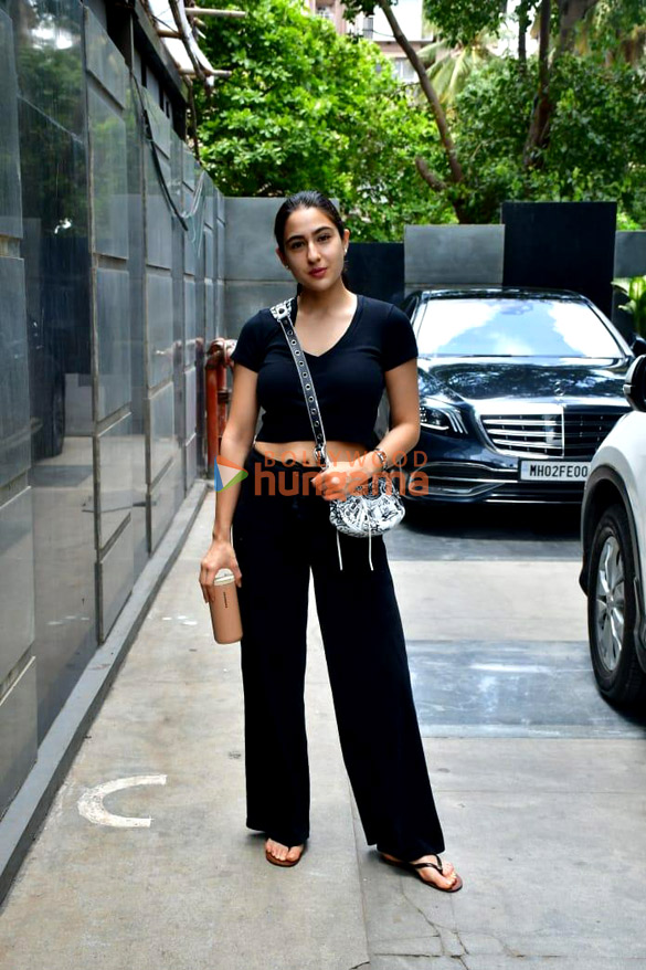 photos sara ali khan and pashmina roshann snapped at pooja entertainments office in juhu 5