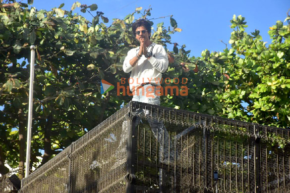 photos shah rukh khan greets fans outside mannat in mumbai 1