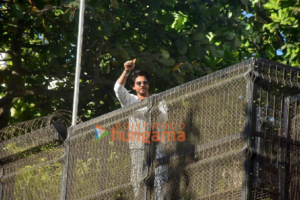 photos shah rukh khan greets fans outside mannat in mumbai 2